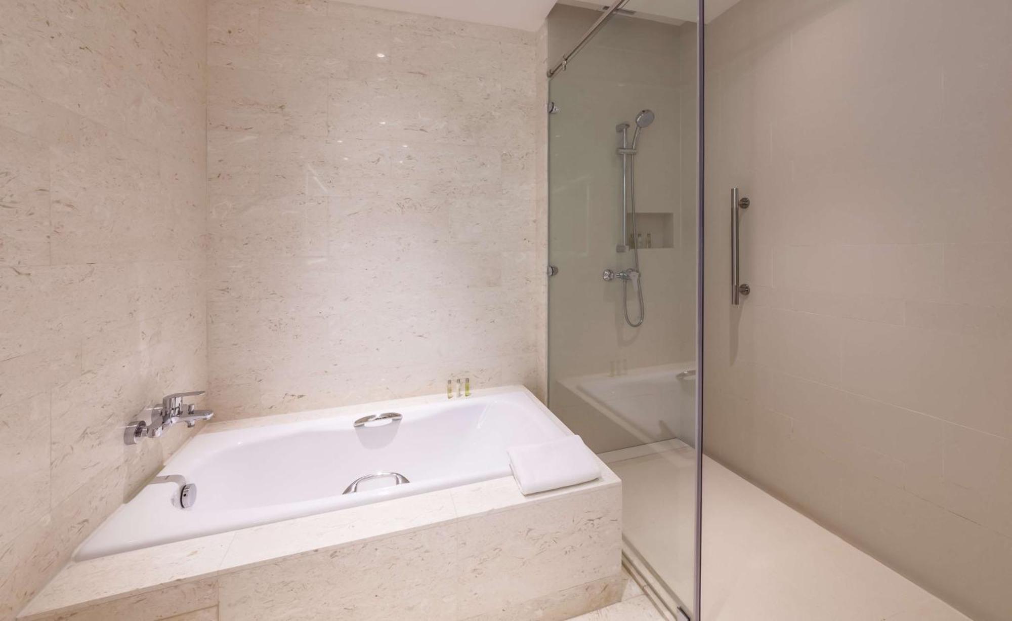 Hilton Garden Inn Hong Kong Mongkok Exterior foto